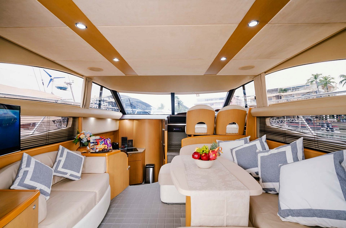 Аренда моторной яхты Princess 42 на Пхукете